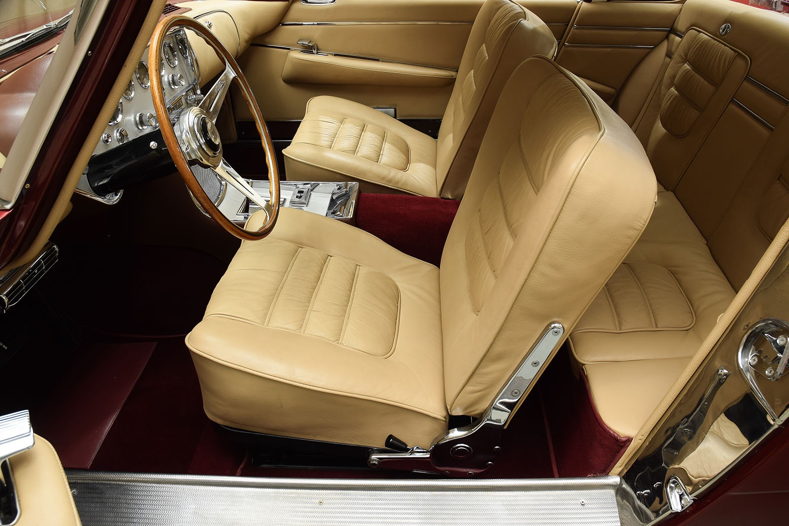 Dual-Ghia L6.4 Coupé